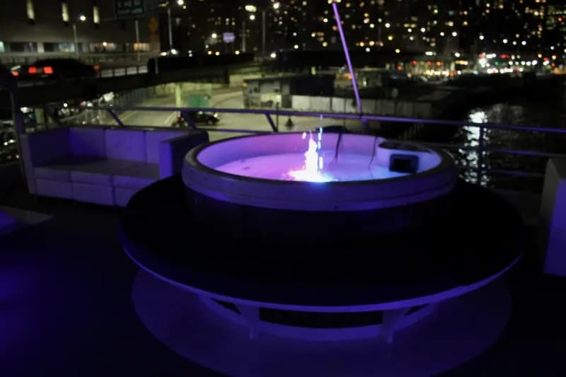Sky deck jacuzzi lounge