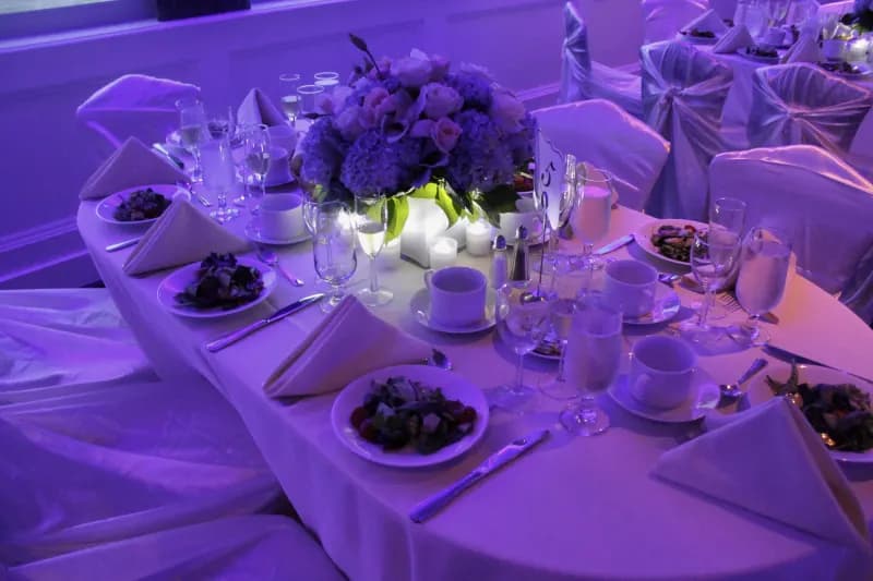 Table settings in the main salon